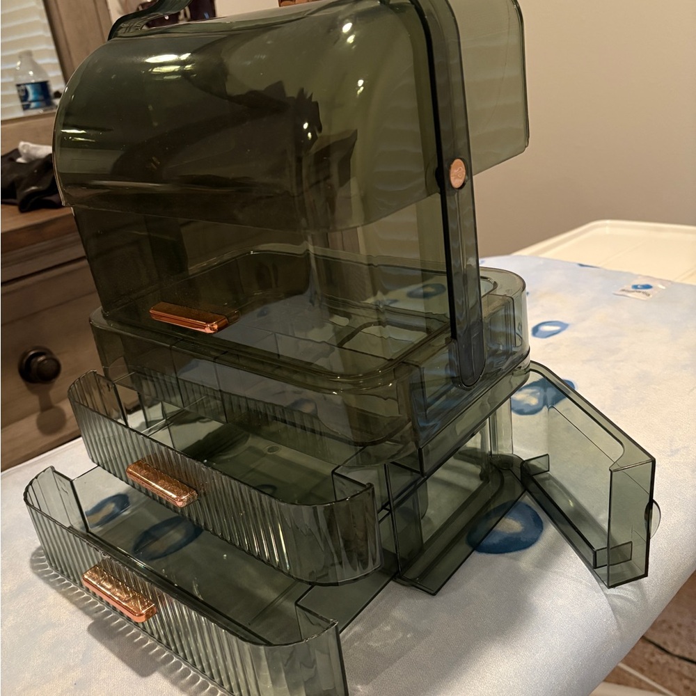 Green Acrylic Makeup Organizer - Picture 3 of 6